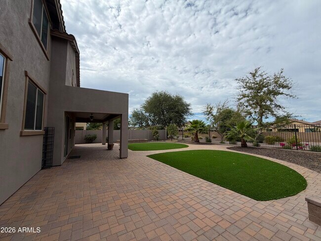 Building Photo - 722 E Sipapu Dr