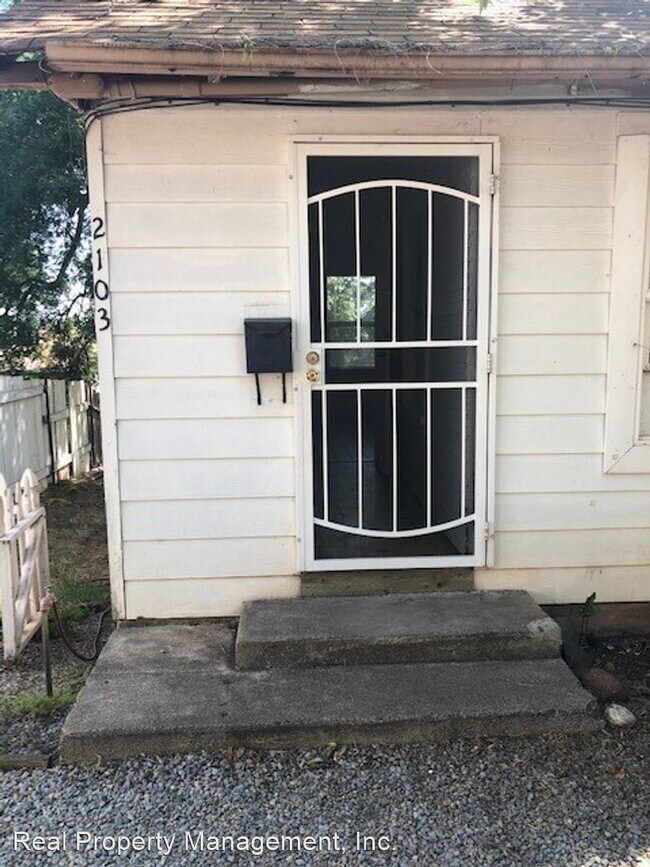 Building Photo - 2105-2117 Pine St