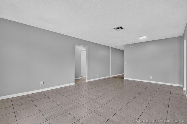 Foto del edificio - 1037 W 28th St