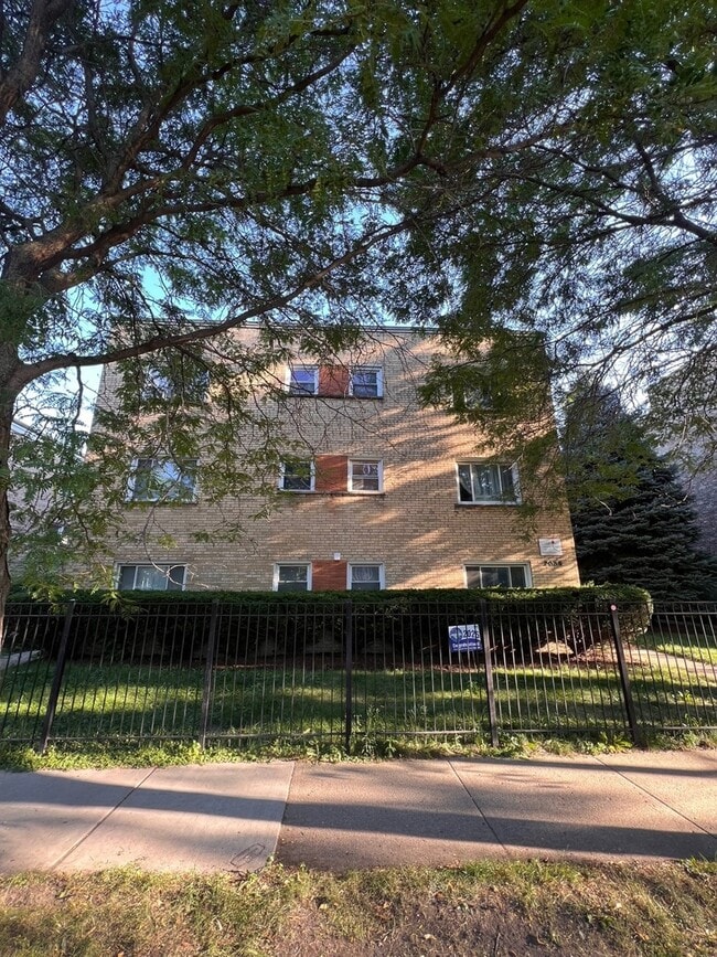Building Photo - 2036 W Foster Ave