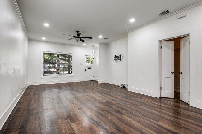 Foto del edificio - RENOVATED 3-BEDROOM HOME IN ALAMO HEIGHTS WITH FULL CASITA