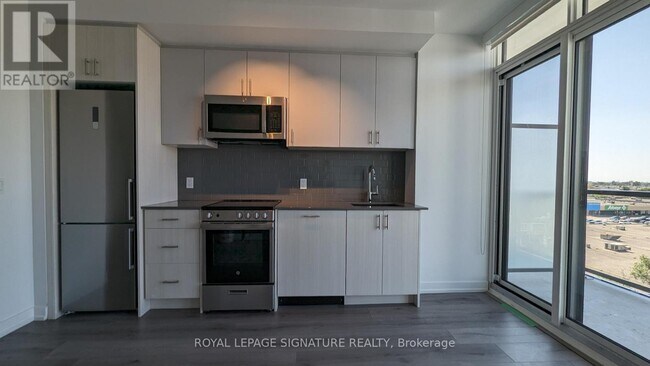 Building Photo - 1195 The Queensway