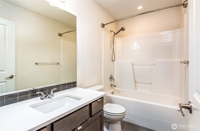 Baño de arriba - 7174 Shinkle Pl SW