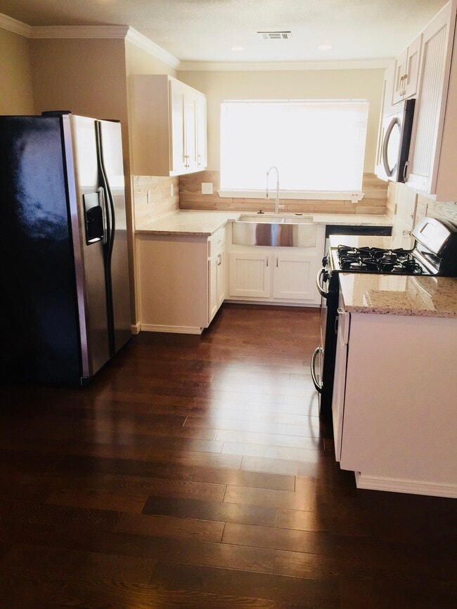 Designer kitchen with granite countertops! - 5614 W 3rd St