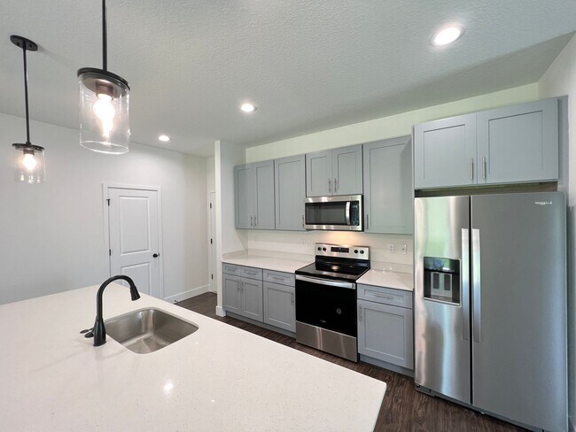 Building Photo - Wonderful 4 BD/2BA Home in Beautiful Palm ...