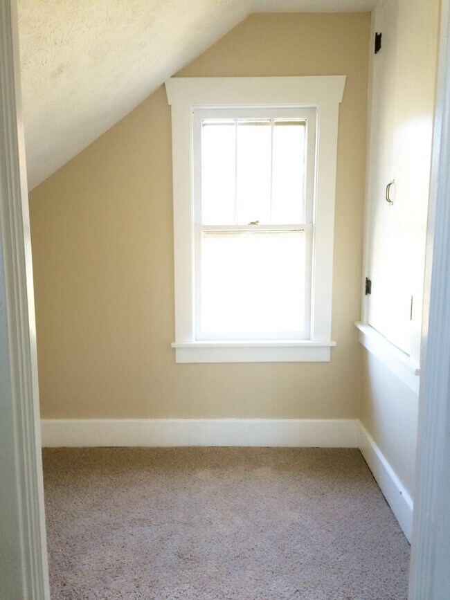 Master Bed-Office Space/ Walk in Closet - 903 Dudley St