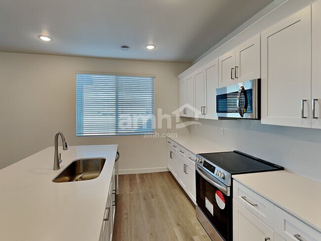 Building Photo - 9744 W Parkway Dr