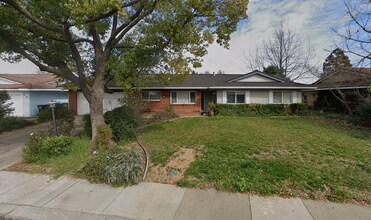 Building Photo - 8945 Plaza Park Dr