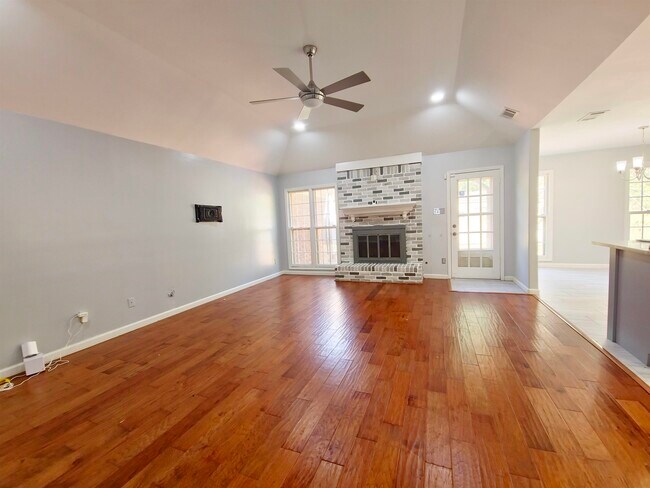 Foto del edificio - 8206 Creekside Cir N