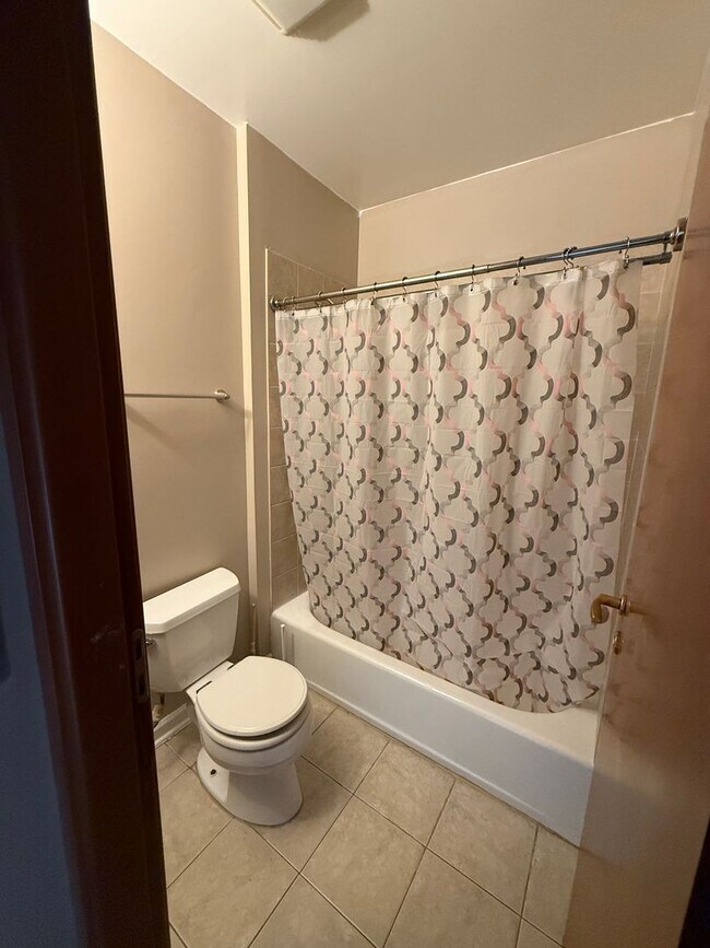 Foto del edificio - 3 Bedroom 2 Bath Apartment in Rogers Park