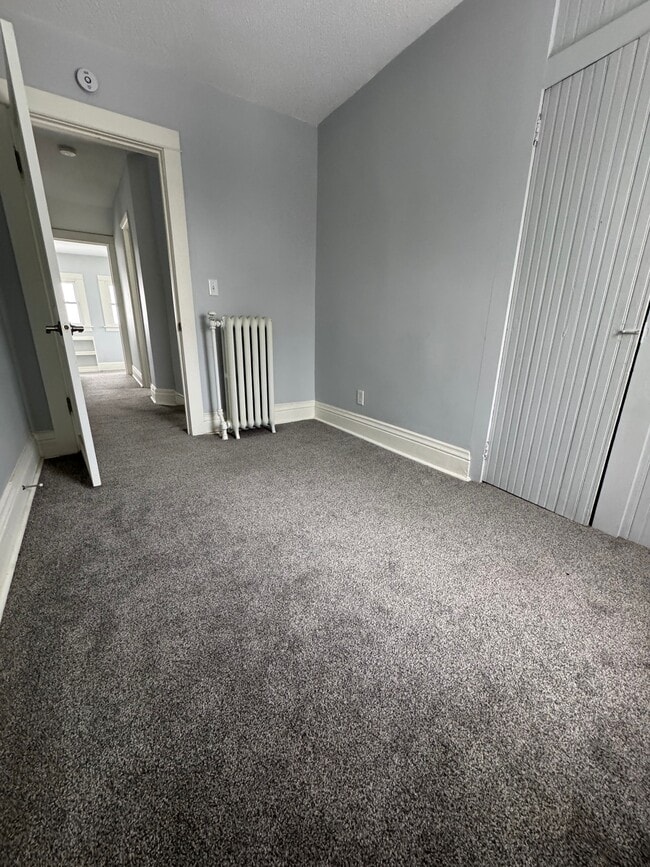 Building Photo - 804 6th Ave S