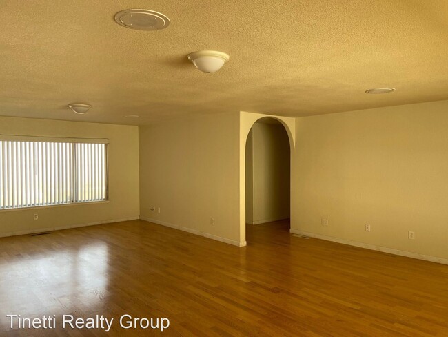 Building Photo - 10986 Livingston Cressey Rd