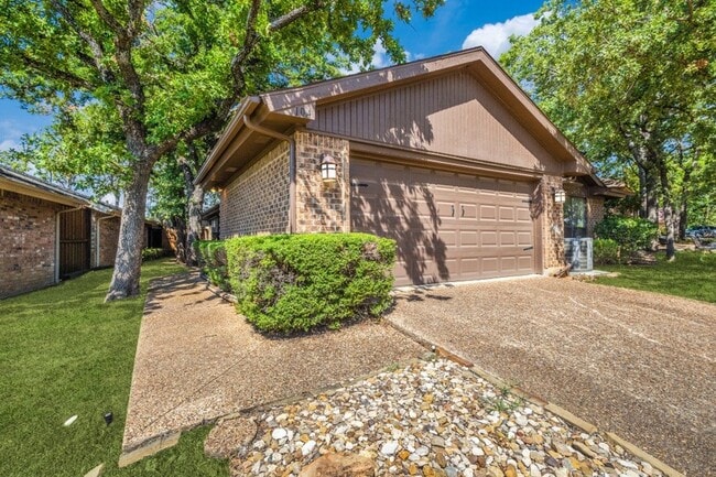 Building Photo - 104 Summit Cove