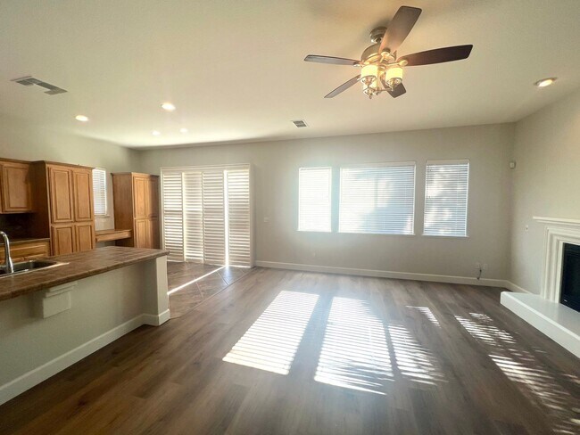 Foto del edificio - 721 Bluestone Cir