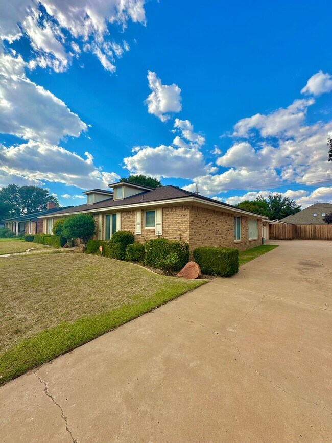 Building Photo - Nearly 3,000 sq. ft. in LakeRidge Estates!...