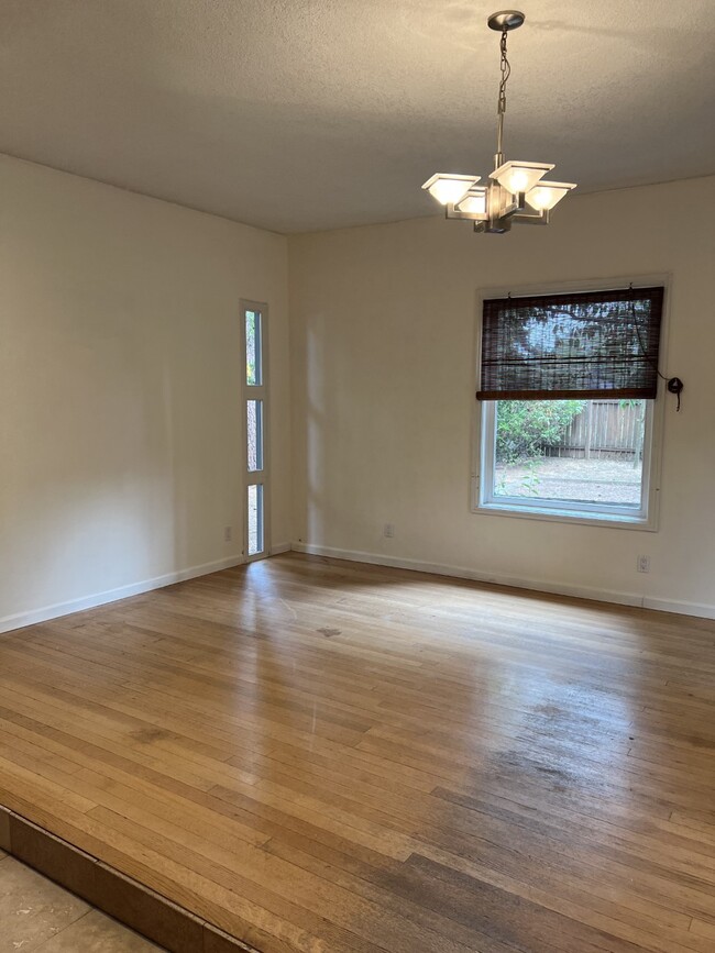 Living room - 14212 SE River Rd
