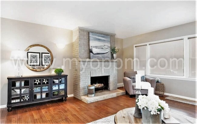 Building Photo - Stunning 5 Bedroom / 2 Bathroom Home | Han...