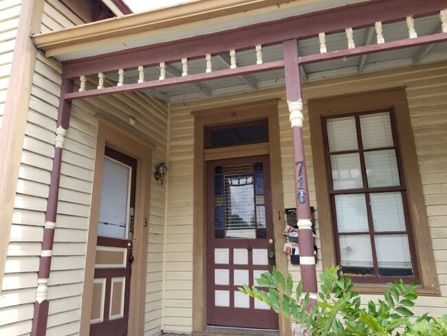 Building Photo - 716 N Main St