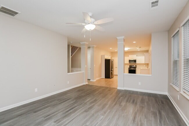 Building Photo - 600 Simonton Crest Dr SE