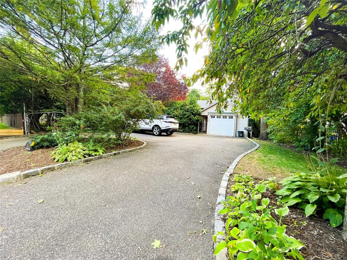 Primary Photo - 114 Harbor Hill Rd