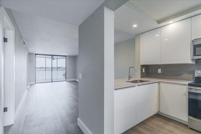 Building Photo - 113 Lake Emerald Dr