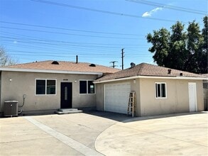 Building Photo - 5830 N Vista St