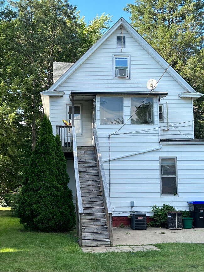 back of house - 1403 E Olive St