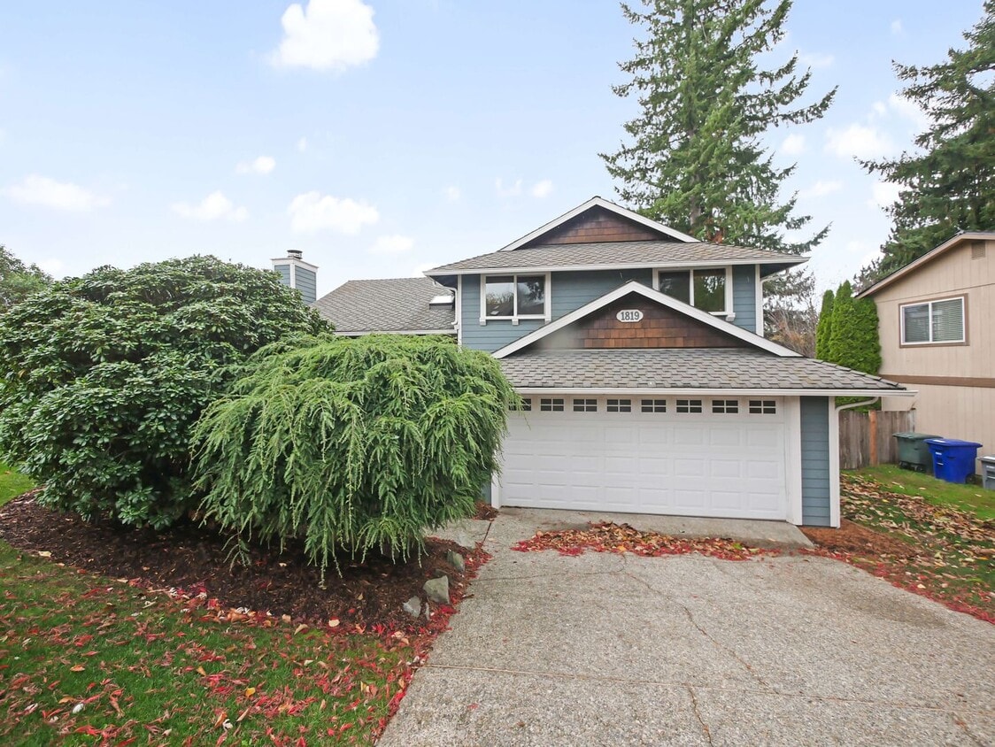 Foto principal - 3 Bed and 2 Bath Stunning Family Home is A...