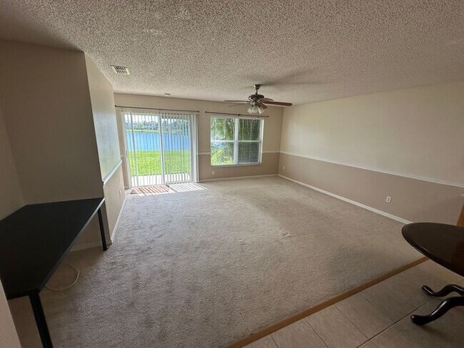 Building Photo - 4 bed 2 bath Lake front home