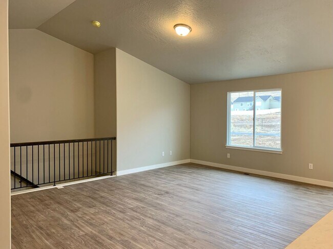 Building Photo - BEAUTIFUL LAKE POINT RAMBLER AVAILABLE July 8th!