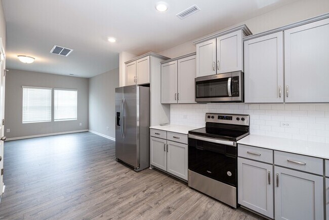 Foto del edificio - BEAUTIFUL 3BD/2.5BTH Townhome - MALLARD CREEK - AVAILABLE MAY/JUNE 2026
