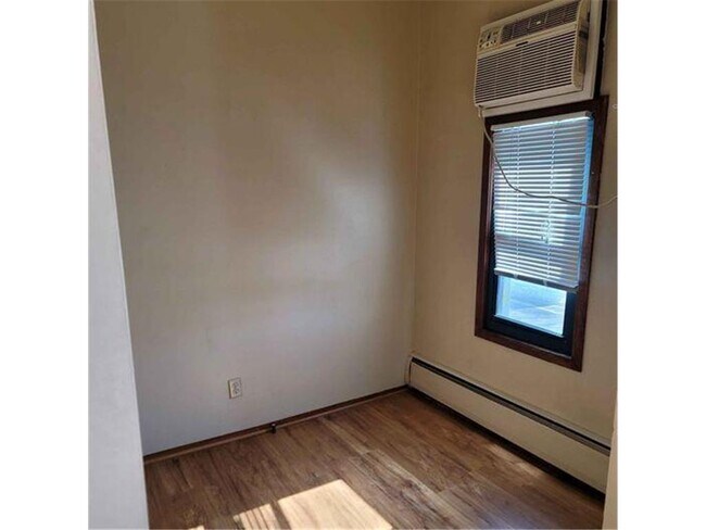 Foto del edificio - 817 NE Lowry Ave