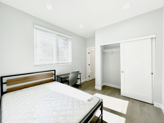 Foto del edificio - 2641 S Budlong Ave