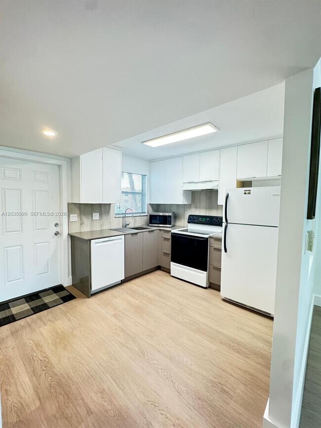 Foto del edificio - 8300 Sunrise Lakes Blvd