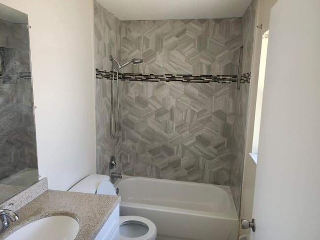 Building Photo - 621 Cypress Way W