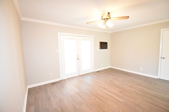 Building Photo - 4 Bedroom and 2 Bath Home- Updated (Pets N...