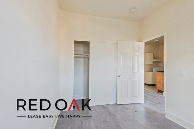 Foto del edificio - Inviting Top Floor One Bedroom Featuring H...
