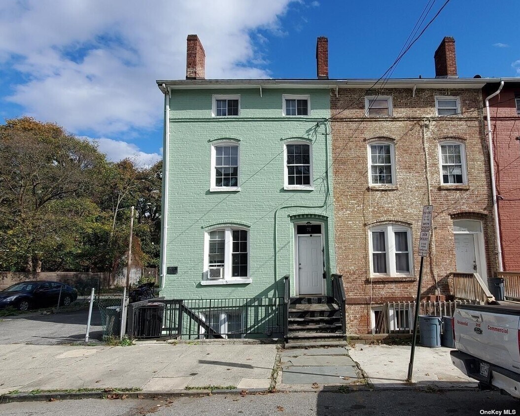 71 Lander St, Newburgh, NY 12550 Room for Rent in Newburgh, NY