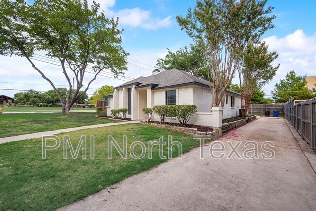 Building Photo - 8880 Woodstream Dr