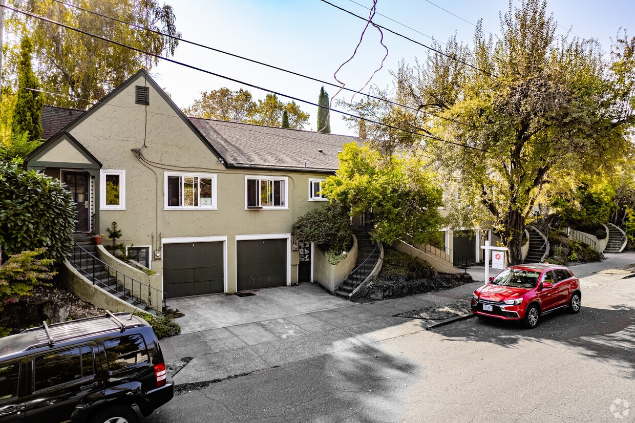 Primary Photo - Pembrooke Gardens Condominiums