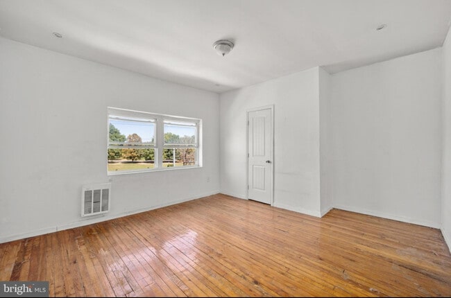 Primary bedroom - 5106 Parkside Ave