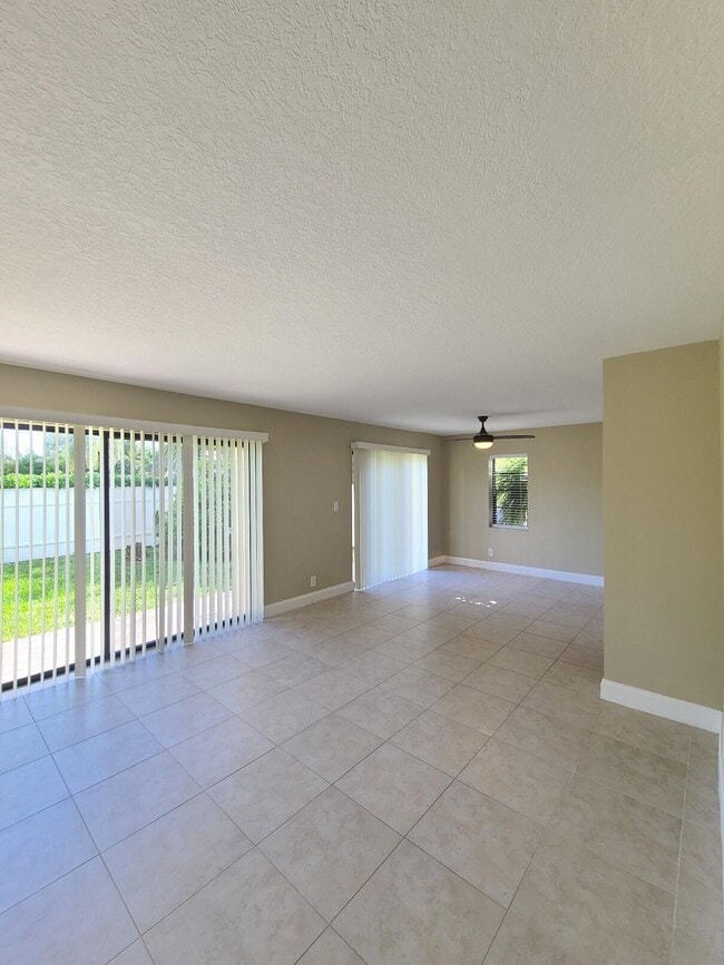 Building Photo - 3201 Bayview Dr