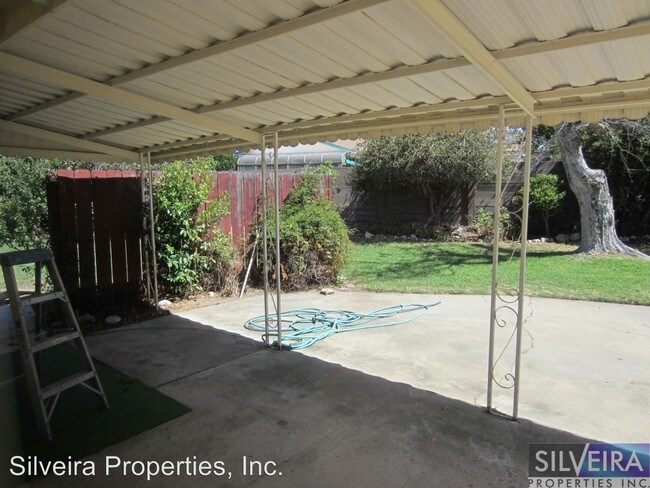 Building Photo - 565 Dahlia Pl