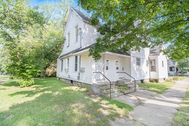 Building Photo - $899-Large, remodeled one bedroom apartment - ask about our Security Deposit Alternative!