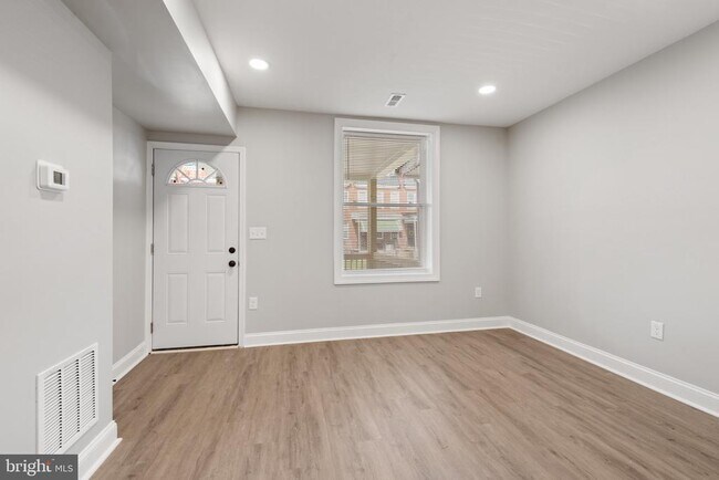 Building Photo - 5332 Maple Ave