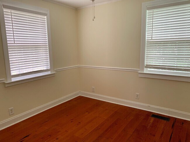 Building Photo - 4820 Parkside Dr