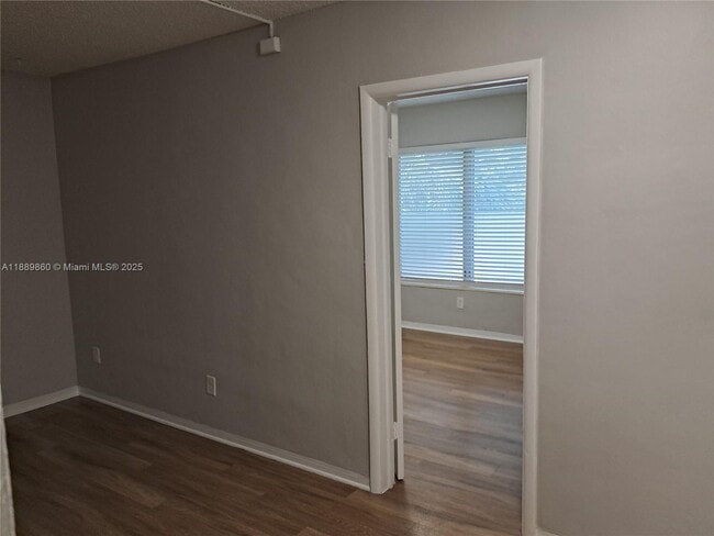 Foto del edificio - 13025 Emerald Dr