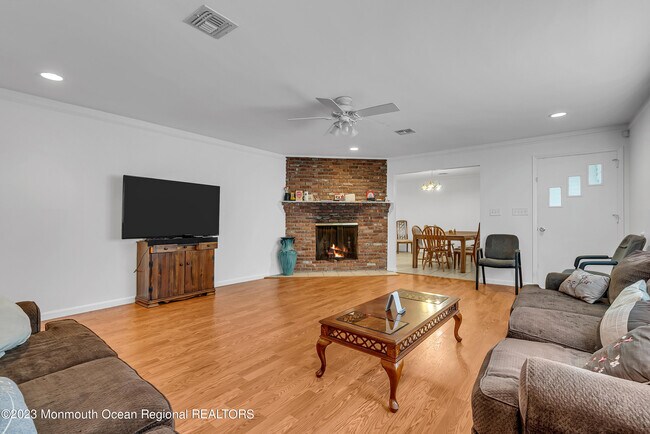 Foto del edificio - 858 Newman Springs Rd