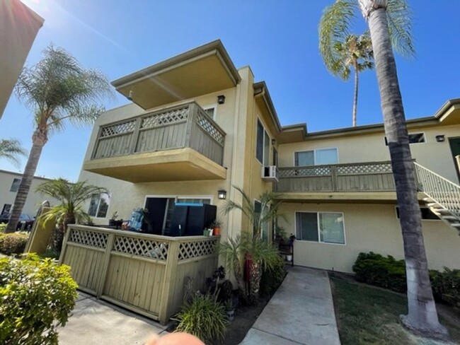 Building Photo - Remodeled 2 bed, 1-1/2 bath Gated Condo in...