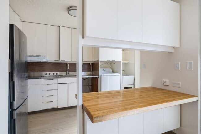 Foto del edificio - Close to UH- 2 bed/ 1 bath/ 1 parking